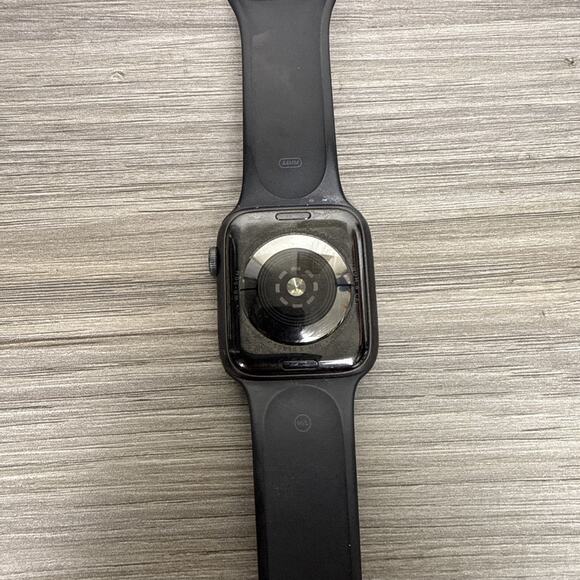 Apple Watch Series 5 44mm GPS LTE WR-50M Grey Stainless Steel Body W/ Band - Picture 5 of 9